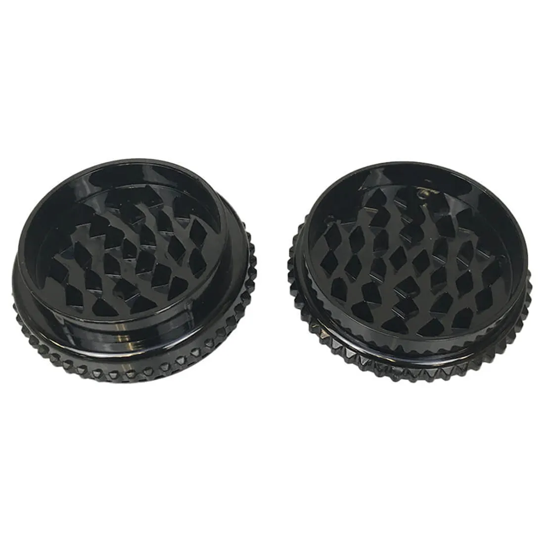 En rund grinder med en diameter på 53 mm fremstilles i gennemsigtigt akryl. Overfladen har en glat tekstur med en let refleksion. Den øverste del har en skarp tandstruktur, mens den nederste del er perforeret med små huller, der muliggør effektiv opbevaring. Grinderens farve er en klar grøn, hvilket giver et friskt udseende.