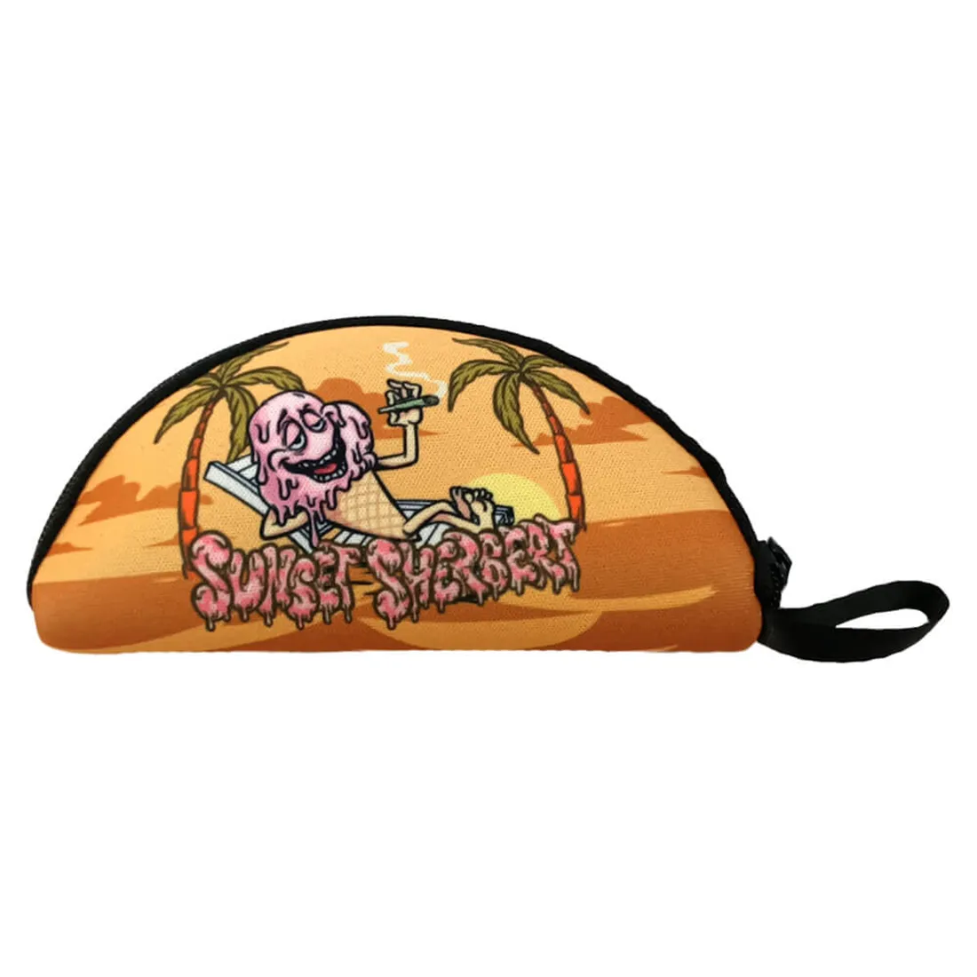 En rektangulær mixerbakke prydet med et farverigt mønster af pastelfarver, der strækker sig fra orange til lyserød. Overfladen har en glat, skinnende tekstur, som reflekterer lys. Kanten er let buet, og bunden er flad med afrundede hjørner. Baggrunden er ensfarvet, hvilket fremhæver de livlige nuancer i designet.