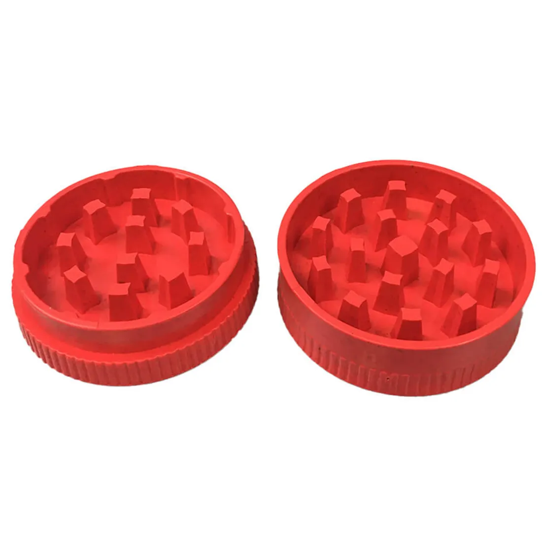 En kompakt grinder med en diameter på 53 mm præsenterer sig i en dyb grøn farve. Overfladen har en glat, mat tekstur, mens toppen er udstyret med et tydeligt logo. Den har skarpe tænder indeni, som er designet til at male urter effektivt. Grinderen har en diskret, skrue-lukning og en lille, rund form, der giver et moderne udtryk.