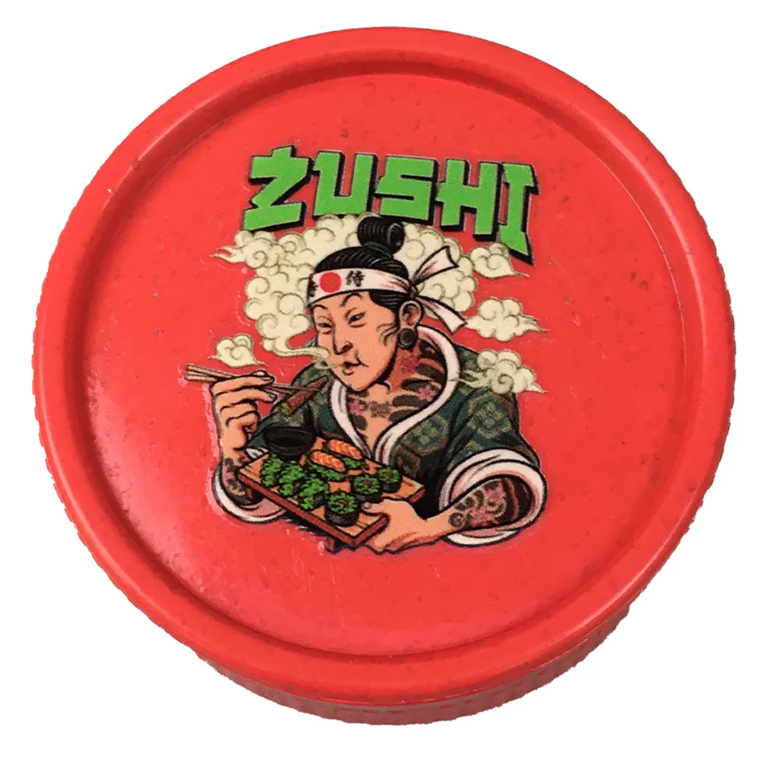 En cylindrisk, sølvfarvet kværn med en diameter på 53 mm. Den har et børstet metaludseende og er opdelt i to sektioner. Øverste del har skarpe tænder til kværning, mens den nederste del har små huller til opsamling af det kværnede materiale. Kværnen har en glat overflade og en skridsikker tekstur på siderne for bedre greb.