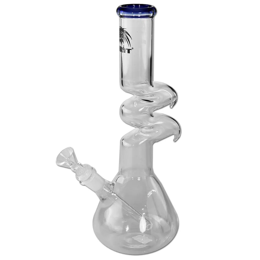 En bongs struktur fremstår i et klart blåt glas med en zigzag-formet krop. Overfladen har en glat, skinnende tekstur, der reflekterer lys. En bred åbning øverst fører til en slank hals, der ender i en afrundet mund. Bunken er stabil og afrundet, hvilket skaber en solid base. Der ses også en indbygget perkolator ved bunden.