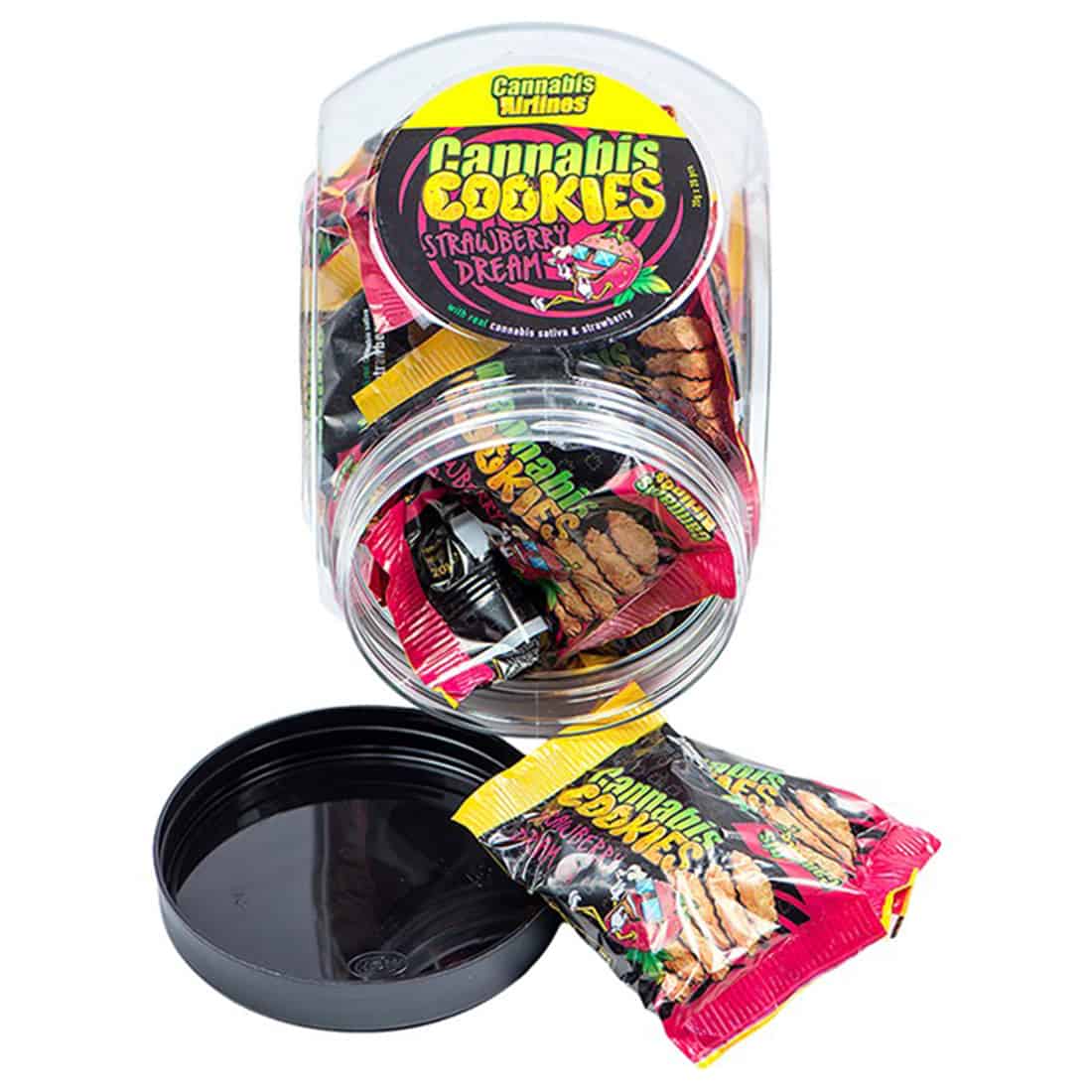 Runde småkager præsenteres med en gyldenbrun overflade, der har en let sprød tekstur. Småkagerne har synlige stykker af jordbær, der tilføjer røde og lyserøde nuancer, samt en naturlig glans, der indikerer fugtighed. En let krakeleret struktur er synlig, hvilket giver et rustikt udseende. Farverne skaber en indbydende og appetitlig fremtoning.