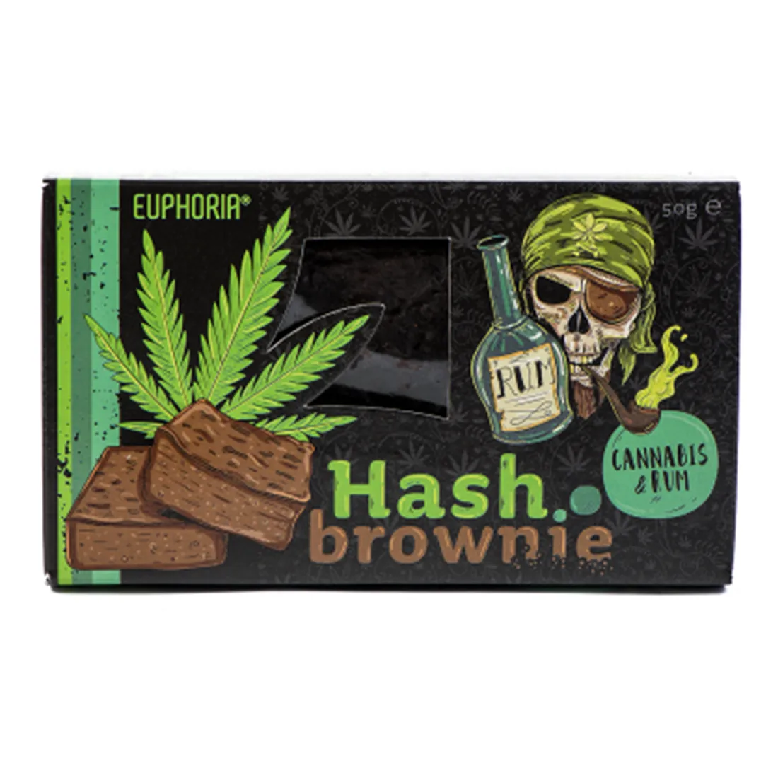 En firkantet brownie med en dyb brun farve præsenterer sig med en let glinsende overflade, der antyder fugtighed. Kanterne er let sprøde, mens midten ser blød ud. Overfladen er dekoreret med små, ujævne stykker chokolade og muligvis nødder, hvilket giver en ujævn tekstur. Brownien er anrettet på en hvid porcelænsplade, der fremhæver dens farve.