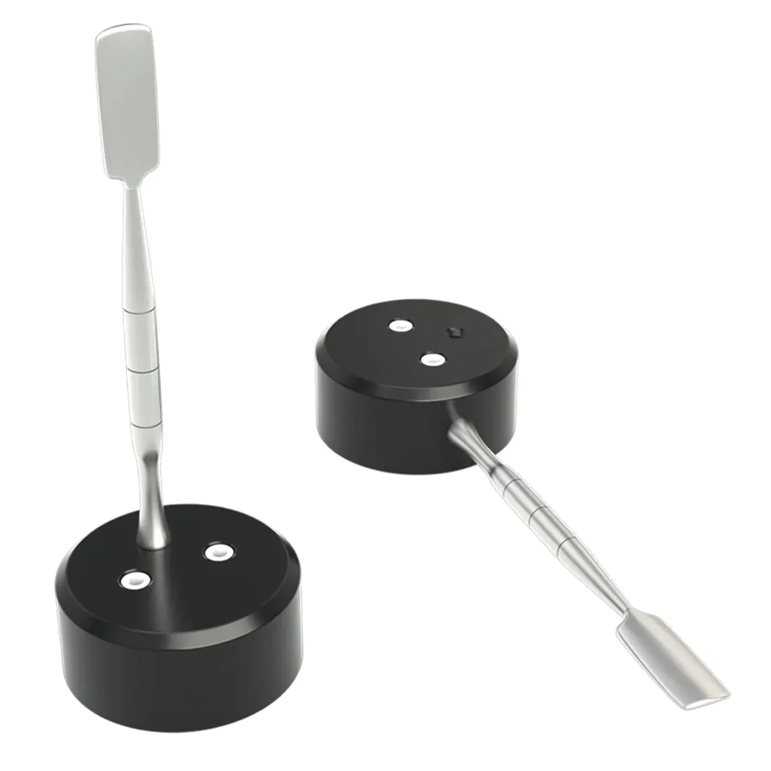 Grenco Science G Pen Hyer præsenterer et slankt design i mat sort med en glat overflade. Den har en cylindrisk form med en let afrundet top og en gennemsigtig indikator, der viser niveauet af væske. Knapperne er diskret placeret på siden, og en USB-C-port findes i bunden. Den samlede æstetik udstråler moderne enkelhed.