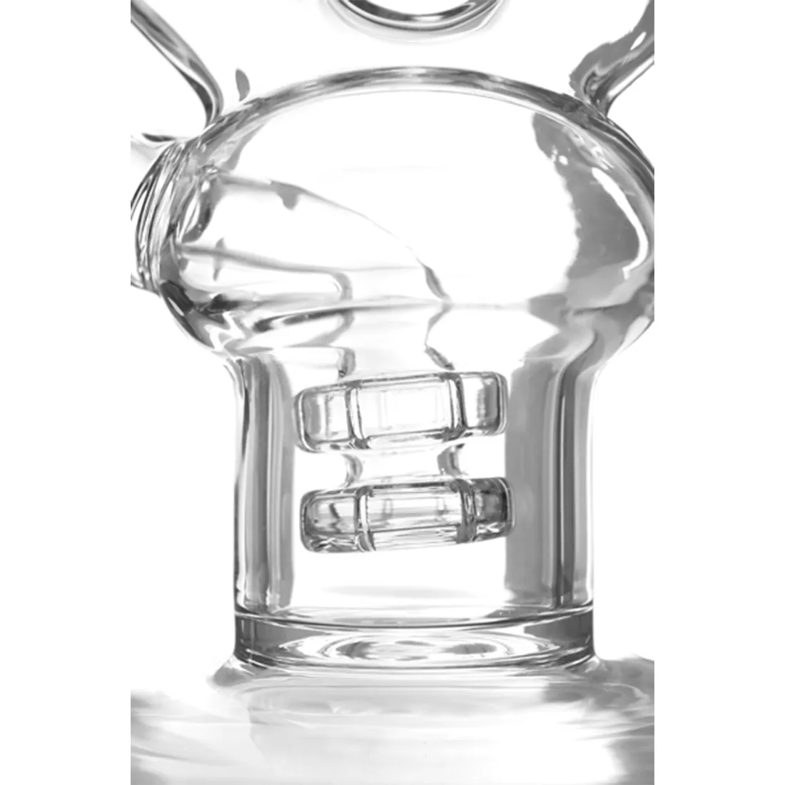 Heisenberg-cheese er en skulpturel genstand med en glat, hvid overflade og en tydelig, geometrisk form. Den har en let buet struktur og prydes af fine, grålige linjer, der skaber et mønster. Kanten er skarpt defineret, og den matte finish giver en stilren, moderne æstetik. Elementet står på en ensfarvet, lys overflade.