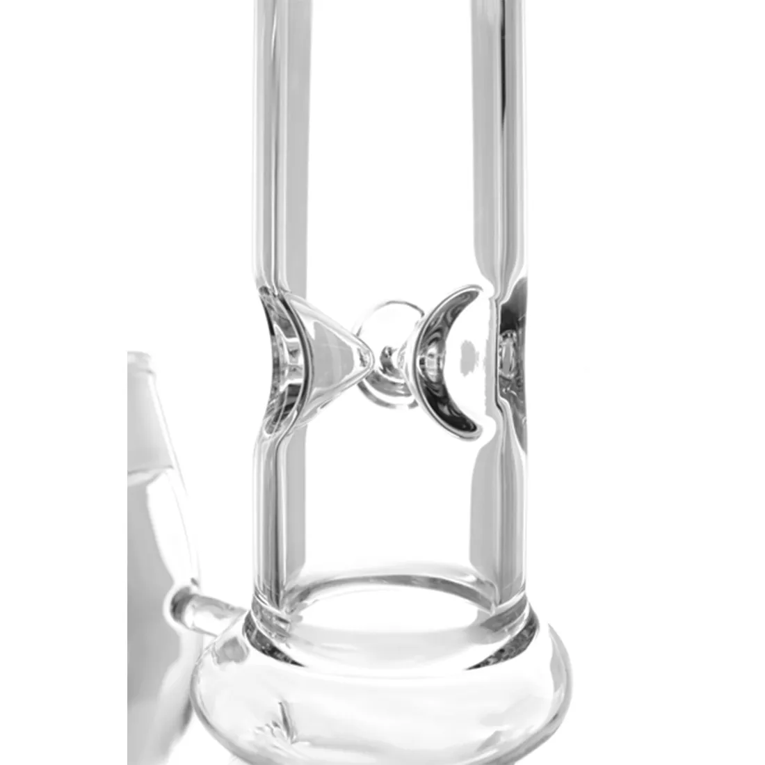 Den runde, flade ost har en lys, gylden farve med en let glans. Overfladen er ensartet og glat, uden synlige revner eller pletter. Kanterne er let afrundede, og der er en subtil struktur, der minder om lette striber. I midten ses et insignia, der tilføjer en dekorativ detalje. Ostens samlede udtryk er enkelt og elegant.