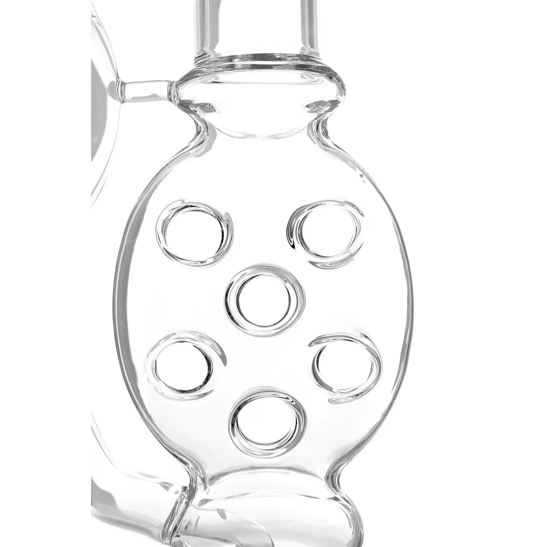 En stor, rund ost med en glat, gul overflade pryder midten. Osten har en let skinnende tekstur og en veldefineret kant. På den ene side er der et gråt og blåt logo med tekst, der angiver ostenavn og producent. Under osten ligger en hvid skærebræt, der fremhæver ostens farve og form.