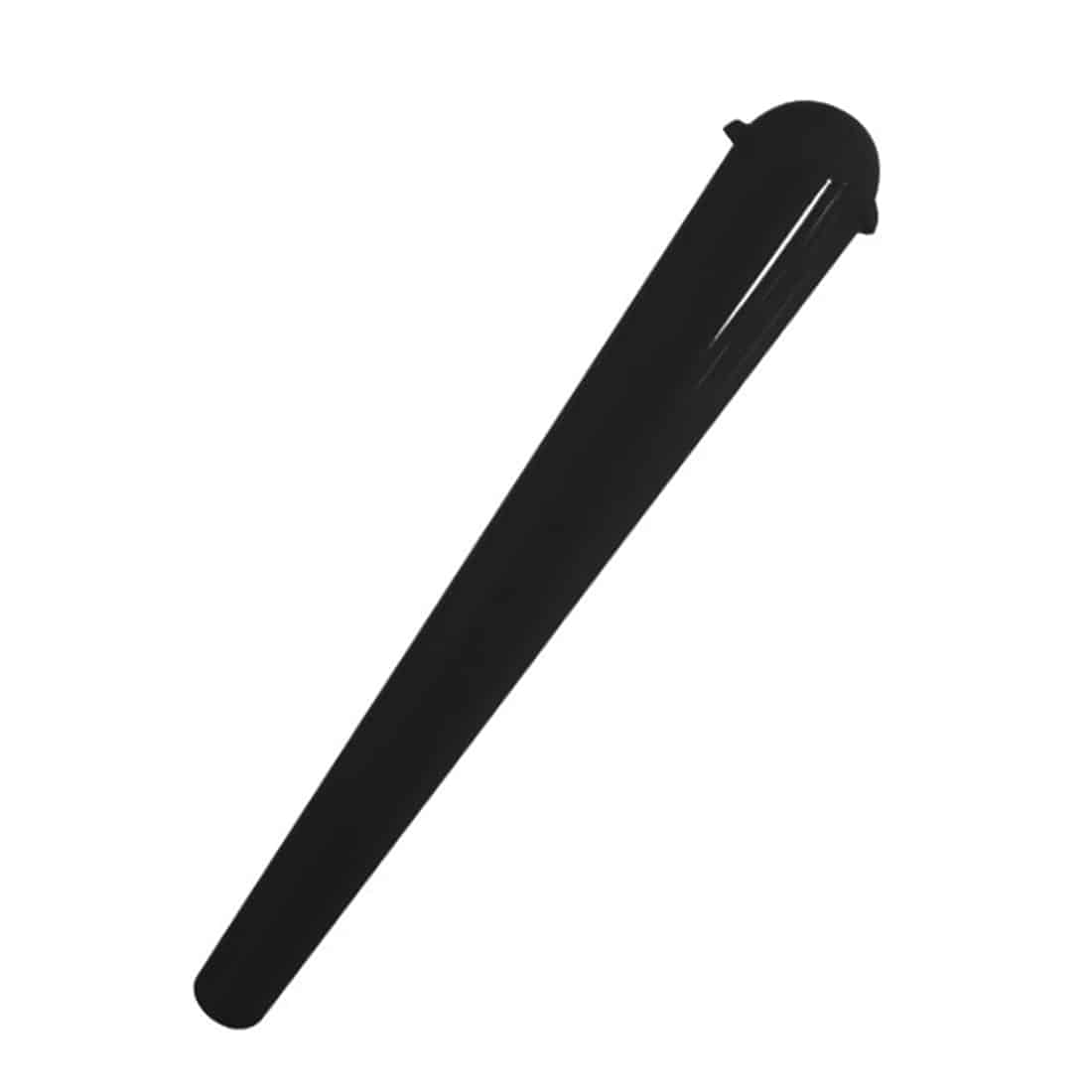 Et sort akryl hylster med en længde på 114 mm præsenterer sig med en glat, blank overflade. Hylstret har en cylindrisk form og tydelige, skarpe kanter. Øverste del er åbent, hvilket giver adgang til indholdet. Ingen synlige knapper eller symboler pryder overfladen, som fremstår ensartet og minimalistisk. Materialet er solidt og giver et moderne udtryk.