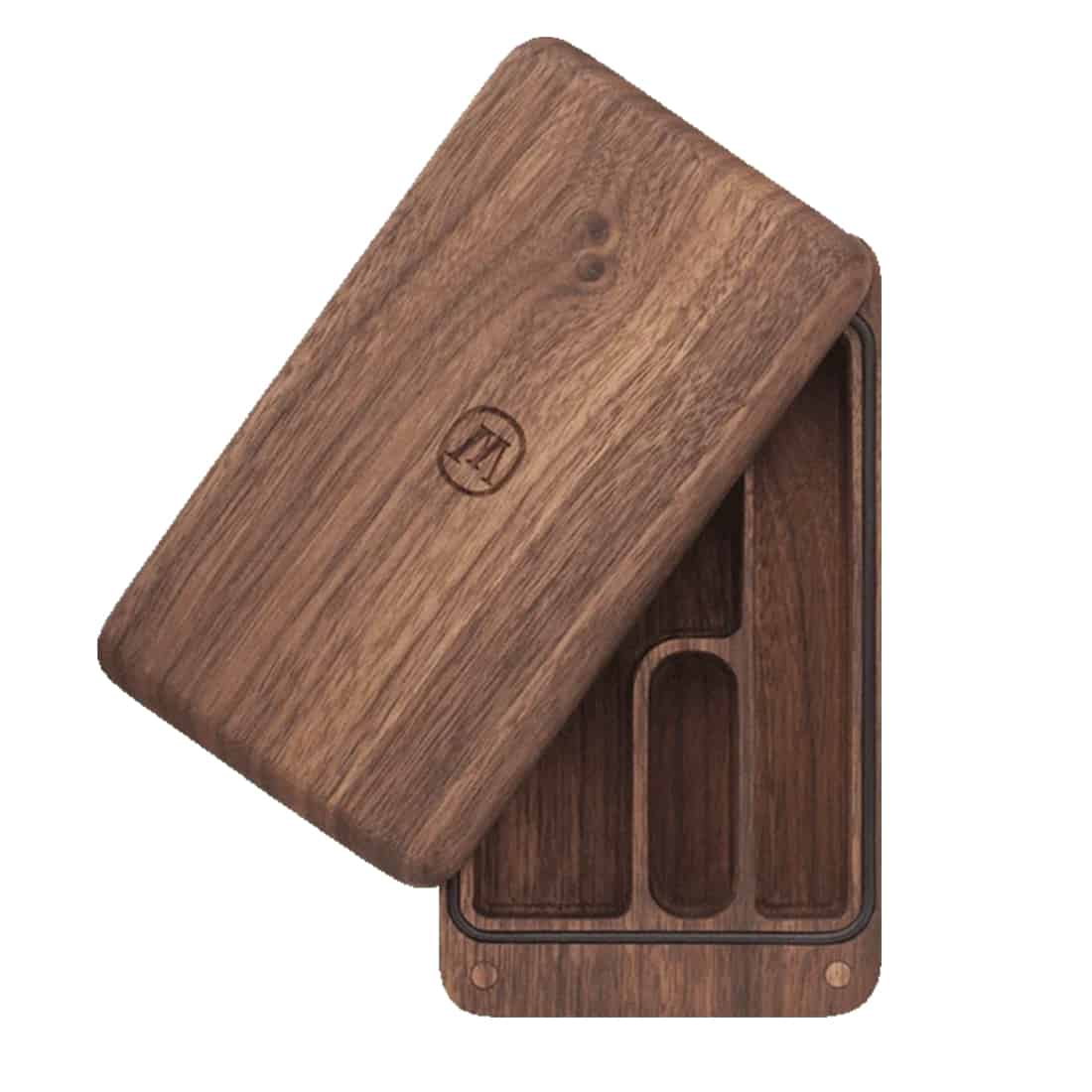 En lille kasse i naturligt træ med en lys, næsten gylden overflade. Kassen har en simpel, firkantet form med glatte kanter og en let struktureret tekstur. Låget er fladt og passer perfekt til kassen, der er afskærmet af en diskret lukning. Ingen synlige knapper eller ornamenter pryder overfladen, hvilket giver et minimalistisk udtryk.