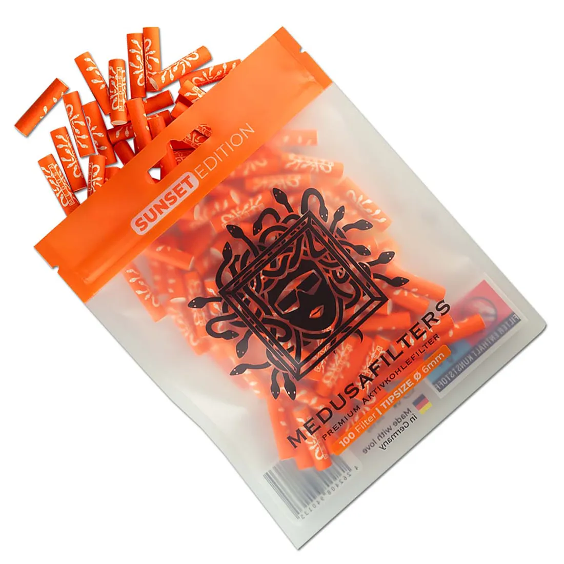 Aktive kulfiltertips i en pakke med 100 stk. præsenteres i en rektangulær, gennemsigtig plastikbeholder. Hver filtertip har en diameter på 6 mm og en sort farve. Beholderens låg er skruelåg med en glat overflade, og etiketten på forsiden angiver produktnavn i hvid skrift på en mørk baggrund. Teksten er enkel og letlæselig.