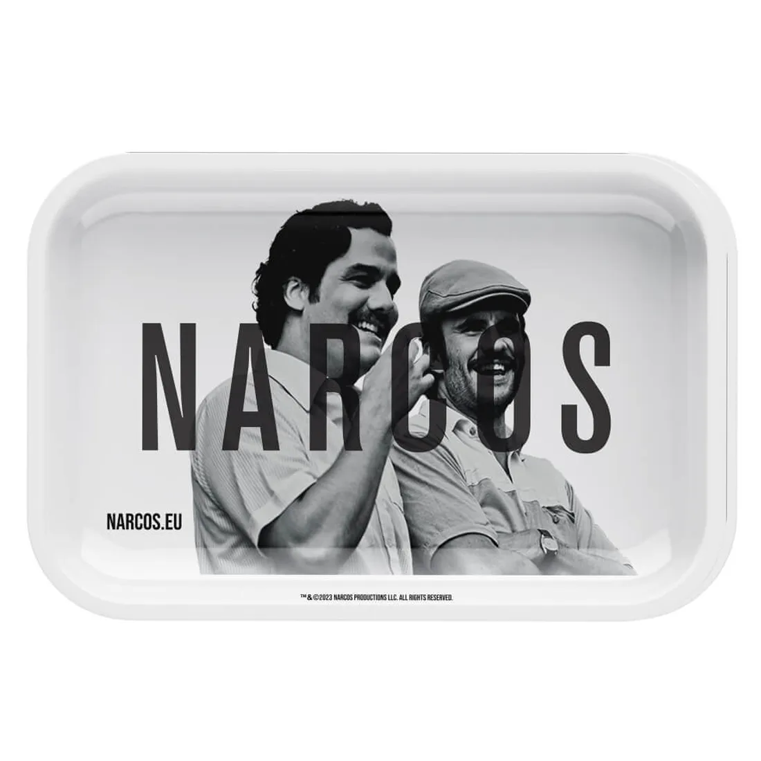 En hvid rulleskål fremstår med en glat, skinnende overflade. Skålens kanter er let hævede, og den har en rektangulær form. Mønstret består af en stiliseret sort skrift, der pryder skålens midte, mens kanten har en diskret sort linje. Materialet synes at være plastik, hvilket giver en let og praktisk karakter.