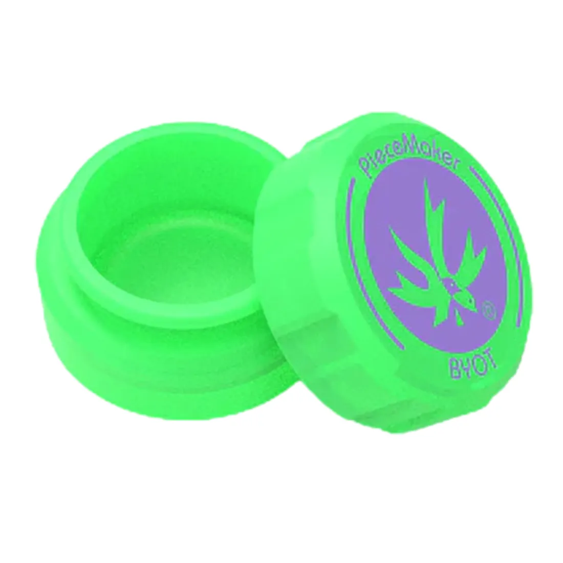 En kontainer i en skarp, elektrisk grøn farve med en glat, ensartet overflade. Den har en rektangulær form og er udstyret med solide metalbeslag og håndtag. På den ene side er der synlige hængsler, og den øverste del er let buet. Kontainerens kanter er skarpe, hvilket giver et moderne udtryk.