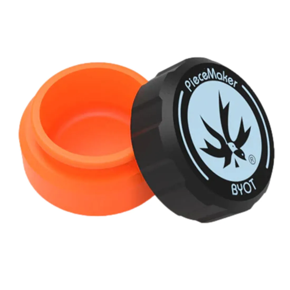 En orange container med en rektangulær form pryder miljøet. Overfladen har en glat tekstur og er ensartet i farven. Containeren har firkantede hjørner og en robust konstruktion. To låsemekanismer i metal sidder på fronten, mens der er synlige ventilationsåbninger på siderne. Containerens størrelse og proportioner giver den et markant udseende.