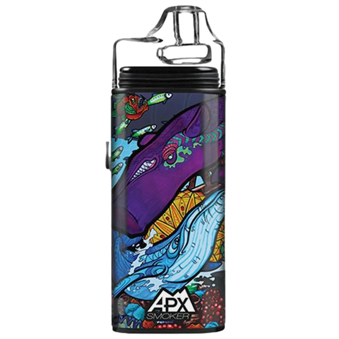 Pulsar APX Smoker præsenterer en slank, ergonomisk form i en kombination af nuancer af blå, lilla og grøn, der skaber et psykedelisk havmønster. Overfladen har en glat, skinnende finish, der reflekterer lys. En diskret knap er placeret på siden, og en lille åbning til damp kommer til syne på toppen. Det lette materiale giver en praktisk og håndholdt enhed.