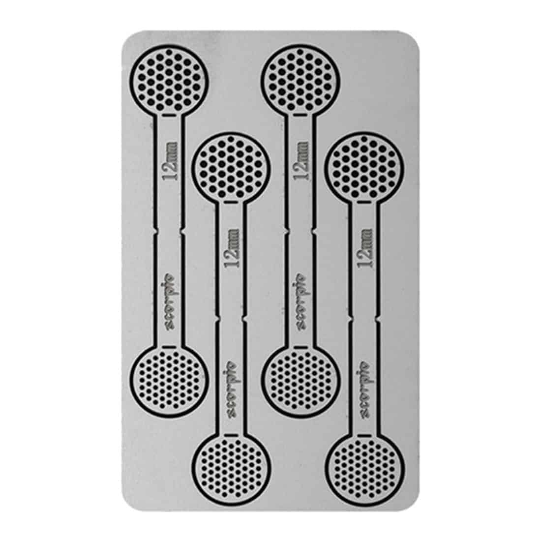 Spoon-risten er fremstillet af rustfrit stål med en poleret overflade, der reflekterer lys. Risten har et gittermønster med runde åbninger med en diameter på 12 mm, der er jævnt fordelt. Kanterne er let afrundede, hvilket giver en glat finish. Risten er flad og rektangulær, ideel til opsætning på en plan overflade.