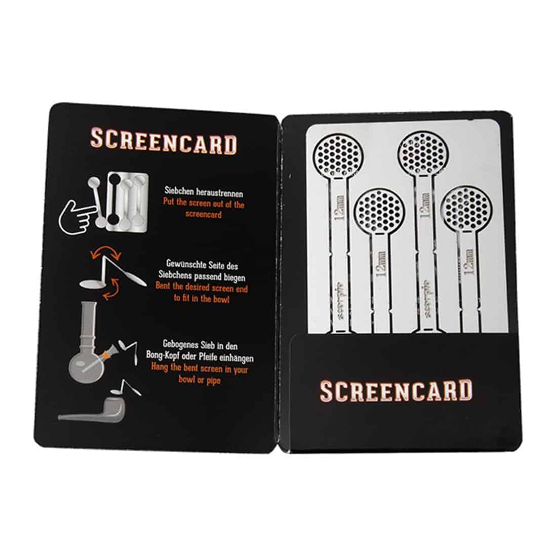 En sølvfarvet ske med en glat, reflekterende overflade præger billedet. Skeens skaft er slankt og buet, mens skefladen er dyb og oval, hvilket giver en harmonisk proportion. Den let matte struktur ved skaftets slutning står i kontrast til den blanke skeflade. Risten har en diameter på 12 mm og er placeret centralt, hvilket skaber en symmetrisk komposition.