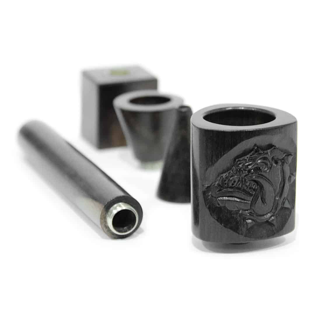 En træpuzzle i form af en bulldog, skabt af lyst træ med en glat overflade. Den har detaljerede udskæringer, der fremhæver hundens ansigtstræk og krop. Farven er naturlig med en let gylden tone. Puzzledelene er formet til at passe sammen, hvilket skaber en tredimensionel struktur, der står stabilt.