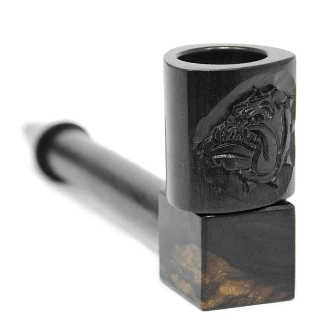 En træpuzzle i form af en hund, hvor de enkelte stykker er sammensat af glat, lyst træ med naturlige åre. Puzzlebrikkerne har afrundede kanter og forskellige former, der passer sammen. Farverne spænder fra lys beige til en dybere brun nuance. Der er detaljerede udskæringer til øjne og snude, som tilføjer karakter til designet.