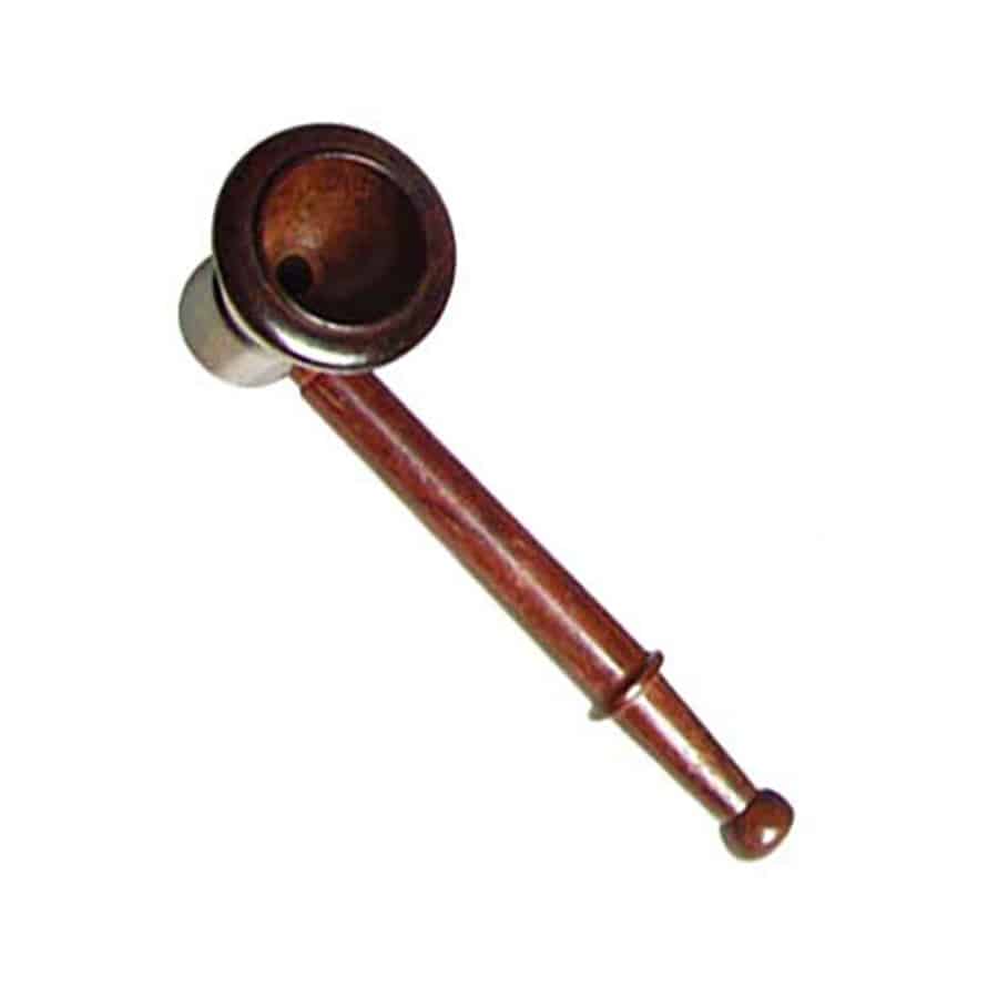 En træpibe med en glat, mørk palisanderfinish præsenterer sig med en elegant, buet form. Piben har en bred, cylindrisk skål og en slank, forlænget stamme. Overfladen er poleret og fremhæver de dybe, brune nuancer og naturlige åretegninger. En enkel, metalring adskiller stammens base fra skålen, hvilket tilføjer et stilfuldt element til designet.