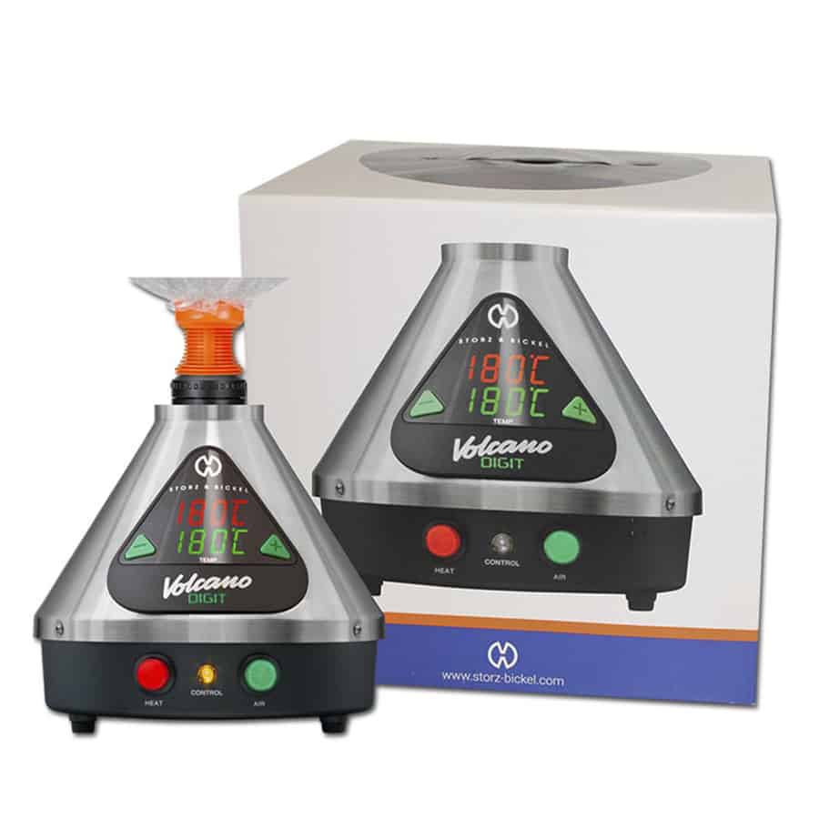 En kompakt, sort vaporizer med en glat overflade og afrundede kanter. Den har en digital skærm med klare tal, der viser temperaturindstillinger. Knapperne er placeret under skærmen og har en let tekstur. En transparent slange forbindes til en bred, cylindrisk mundstykke i rustfrit stål, der tilføjer en moderne detalje.