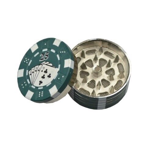 En metal grinder præsenteres i en dyb grøn farve med en glat og skinnende overflade. Den har en cylindrisk form med fine tænder indeni, der er designet til at male. Låget er forsynet med et greb, der er let at håndtere. Rundt om kanten ses en subtil struktur, der tilføjer et teksturelt element til det samlede udseende.