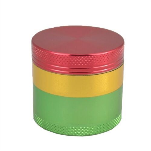 En fire-delt metal grinder præsenterer sig i en kombination af grønne, gule og røde farver, der skaber et rastafarisk mønster. Overfladen er glat med en let metallisk glans. Hver del har en skarp tandstruktur indvendigt, der er designet til at male materialet. Kanten er let buet, hvilket giver et ergonomisk greb. Det samlede udseende er kompakt og funktionelt.