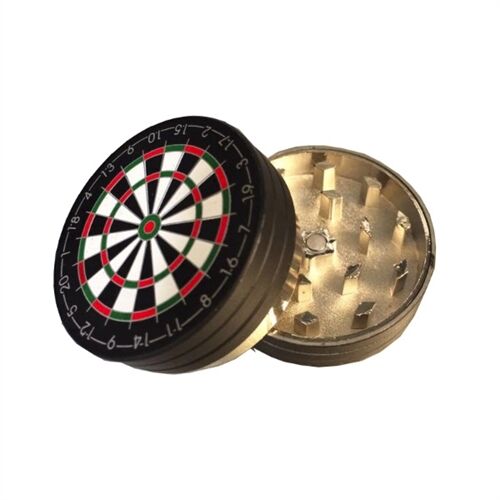 En cirkulær dartskive med en mat sort overflade prydet af præcise, farverige sektioner i rød, grøn og gul. Sektionerne er tydeligt markerede med tal fra 1 til 20, der er trykt i hvidt. Skivens kant har en metallisk, sølvfarvet ramme, der tilføjer en skarp kontrast til den sorte baggrund. Tydelige mål og fine detaljer gør skiven visuelt interessant.