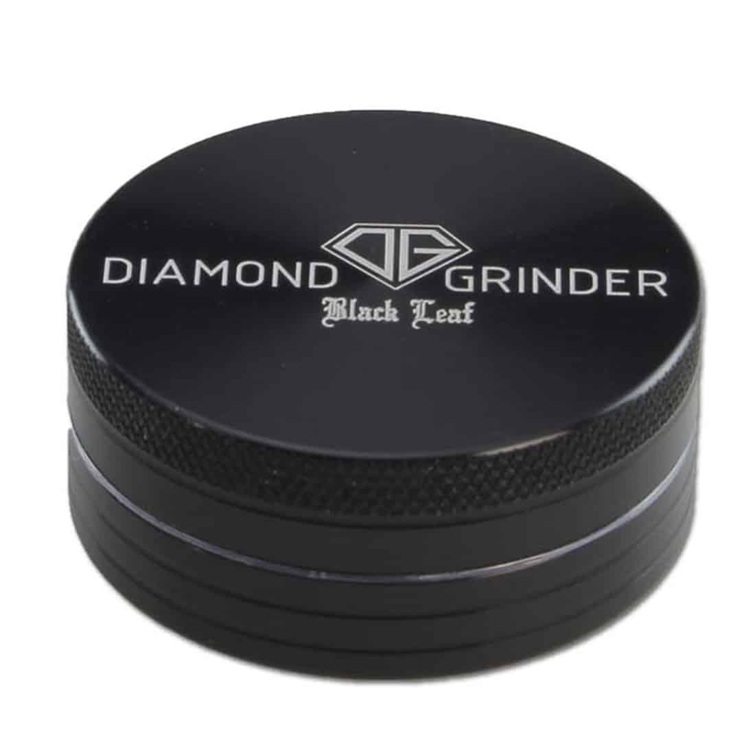 En sort, diamantformet genstand med glatte, skarpe kanter pryder overfladen. Den har en dyb sort farve, der giver en elegant og luksuriøs fremtoning. Overfladen er blank og reflekterende, hvilket skaber lysglimt. Genstanden er opdelt i to dele med en tydelig syning, der fremhæver det strukturelle design. En subtil tekstur tilføjer dybde til det samlede udseende.