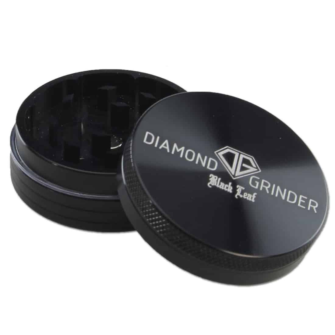 En sort, diamantformet blade med en glat og skinnende overflade præger det visuelle indtryk. Bladets kanter er skarpe, og dets struktur fremstår ensartet, uden synlige mønstre. Den matte inderside kontrasterer med den glatte yderside. Dimensionerne måler 50 mm, hvilket giver det en kompakt og stilren fremtoning. Det minimalistiske design fremhæver den sorte farve.