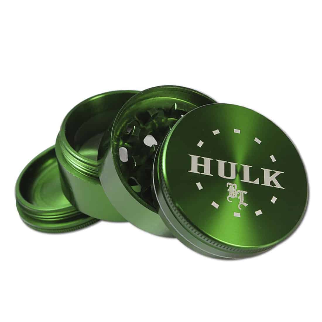 En sort kvadratisk kværn med afrundede hjørner, prydet med et bladmotiv i grøn farve. Kværnen er opdelt i to sektioner, hvor den øverste del har små, skarpe tænder til formaling. Overfladen er glat med en let blank finish, mens bladmotivet tilføjer et naturligt element. Kværnen har en diameter på 56 mm.