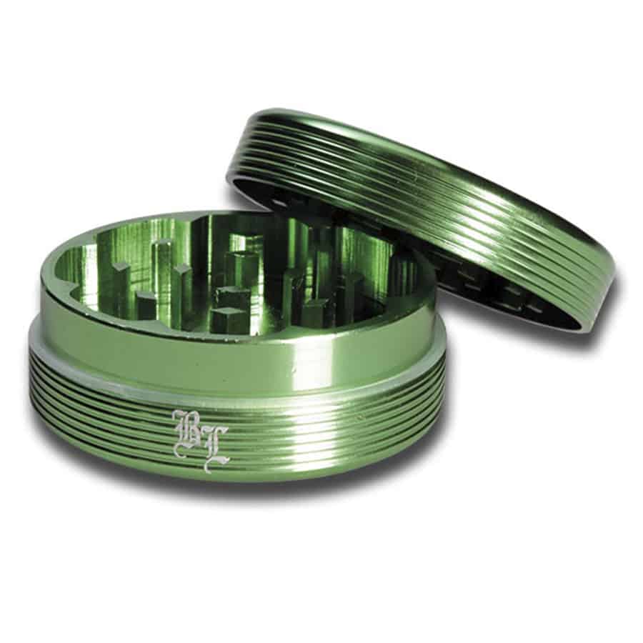 En to-delt krydderigrinder med en diameter på 50 mm præsenterer sig i en mat, sort farve. Overfladen har en let struktur, der giver et godt greb. Grinderens top er flad med en let hævet kant, mens den nederste del har en roterende mekanisme. Den indre del er forsynet med skarpe tænder, der er designet til at knuse krydderier.