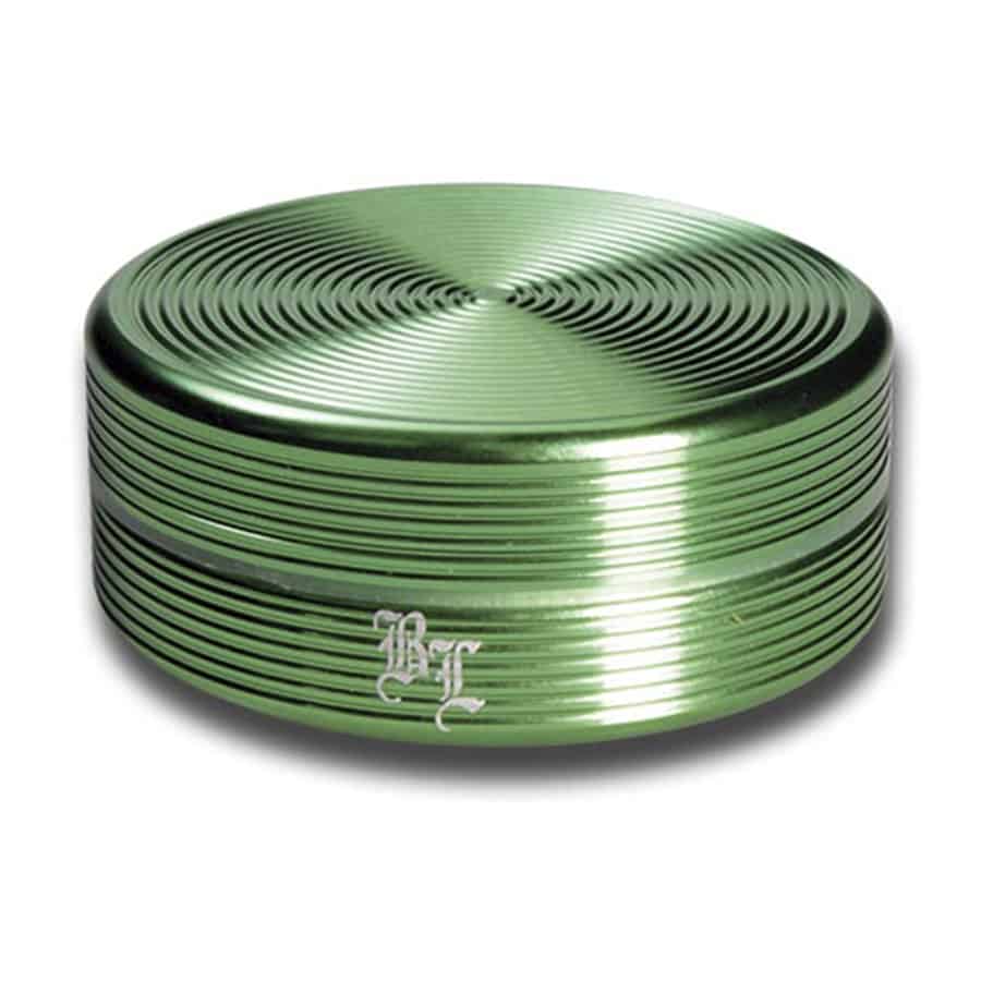 En sort, to-delt krydderikværn med en diameter på 50 mm præsenterer sig med en glat, mat overflade. Den øverste del har et let buet design og en skridsikker tekstur, mens den nederste del har en flad bund. Kværnen er udsmykket med indgraverede bladranker, der giver et dekorativt præg. Sammenføjningen mellem delene er præcis og tæt.