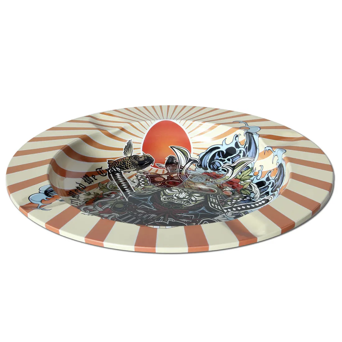 Et sort askebæger i metal præsenterer en stiliseret geisha med detaljerede udskæringer. Geishaens ansigt og kimono er fremhævet med fine linjer og teksturer, mens bladmotivet baggrunden skaber en kontrast. Den glatte overflade reflekterer lys, hvilket giver en elegant finish. Askebægeret har en rund form med en let hævet kant og en dybde, der sikrer stabilitet.