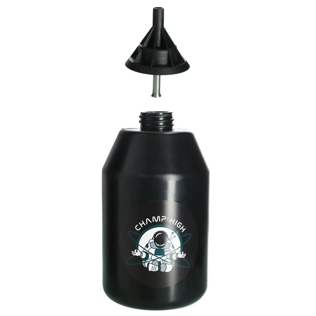 Champ High Booster Smoker præsenterer en slank, cylindrisk form i rustfrit stål med en højglans finish. Overfladen er glat og reflekterende, mens topdelen har et praktisk håndtag. En justerbar ventil i bunden muliggør kontrol af luftstrømmen. Farverne spænder fra sølv til mørkegrå, og der ses detaljer som en skruelåg og runde, perforerede mønstre for ventilation.