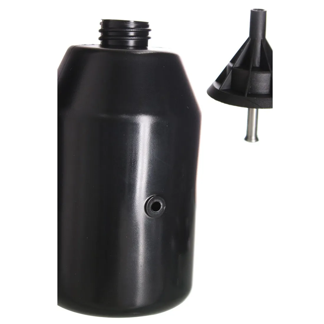 Champ High Booster Smoker præsenterer en cylindrisk struktur i rustfrit stål, der har en glat, spejlende overflade. Den har en sort gummihåndtag og en afrundet top, der afsluttes med et lille udsugningshul. Håndtaget er placeret på siden, og der er en justerbar ventil i bunden. Smokeren har en enkel, funktionel design med klare linjer og en moderne æstetik.