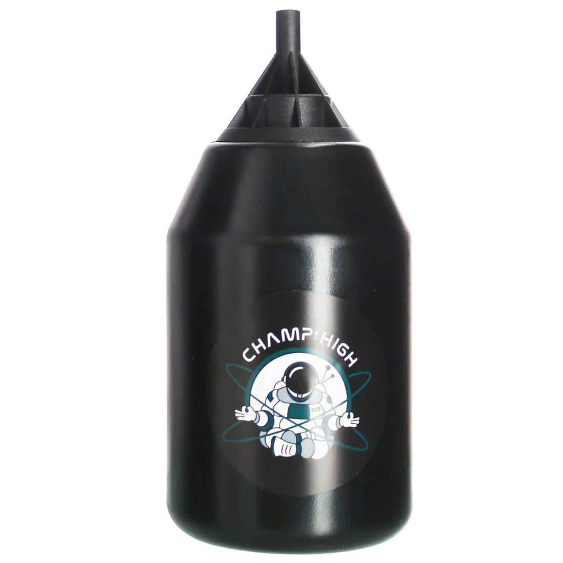 Champ High Booster Smoker præsenterer en cylindrisk form i rustfrit stål med en blank overflade. Den er forsynet med et integreret håndtag og en justerbar ventilationsåbning. Farverne spænder fra sølv til mørkegrå, og der ses en række perforeringer, der skaber et mønster. Bunden er stabil med en bred fod for sikker placering.