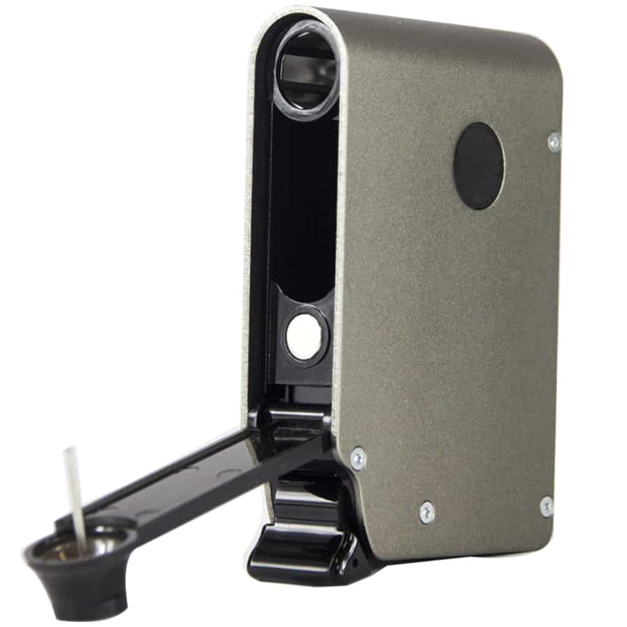 En grå elektrisk grinder med en slank, cylindrisk form og en mat overflade. Den har en gennemsigtig beholder i toppen, der viser indholdet, med en sort, oval knap til betjening. På siden er der et lille vindue til at kontrollere niveauet af det malede materiale. Grinderens bund har en glat, let skridsikker tekstur.