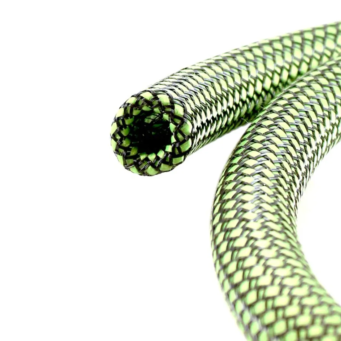 En grøn slange lavet af nylon præsenteres med en længde på 150 cm. Den har en glat overflade og en fleksibel struktur, der gør den let at bøje. Slangen har en ensartet farve uden mønstre, og enderne er forstærket med en mørkere, robust kant. Det materiale, der anvendes, giver et moderne og funktionelt udtryk.