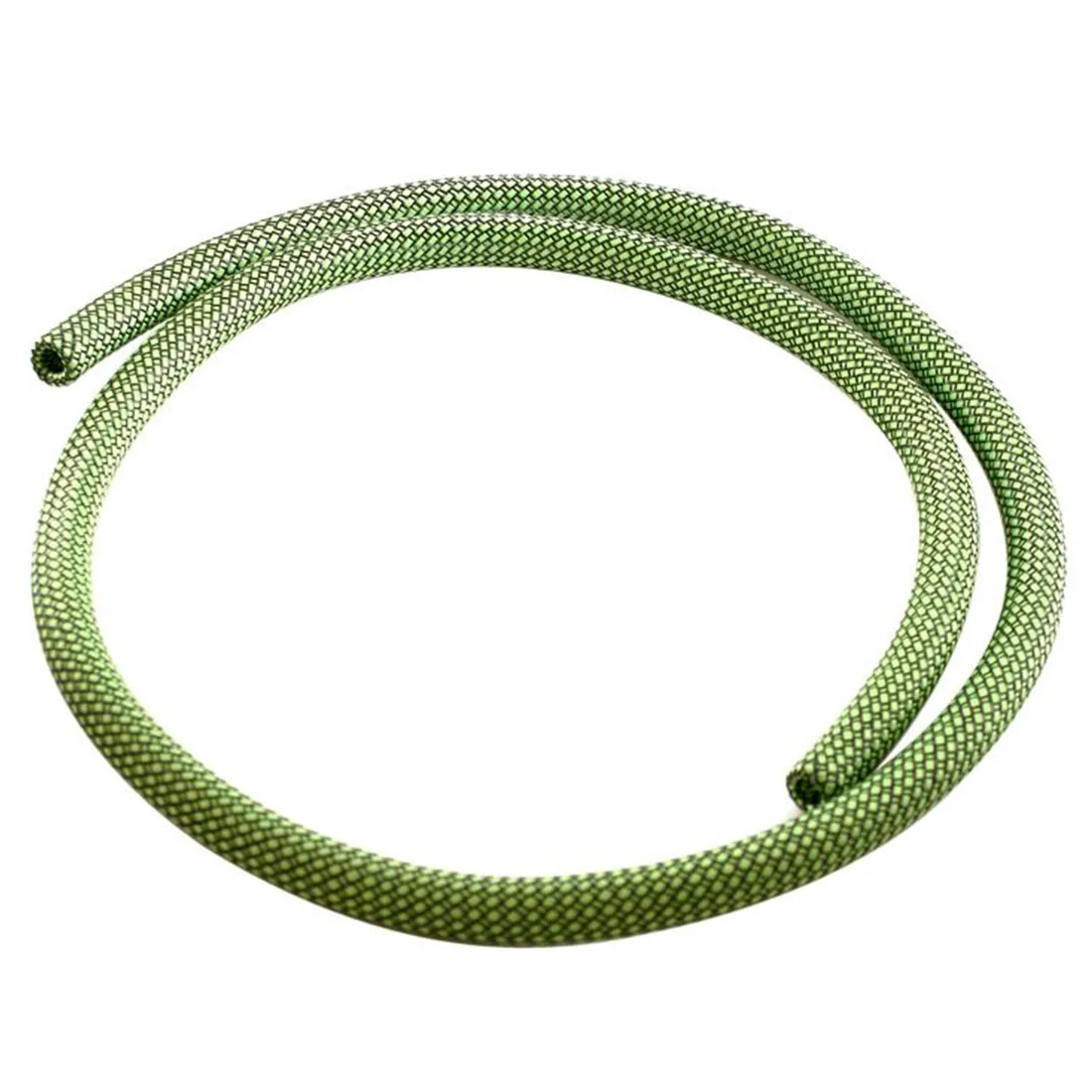 En lang slange i en dyb grøn farve, fremstillet af nylon. Slangen har en glat overflade med let glinsende egenskaber. Enderne er afsluttet med robuste, runde fittings i metal, der giver en sikker tilslutning. Slangen er 150 cm lang og har et ensartet, cylindrisk design, hvilket gør den velegnet til forskellige anvendelser.