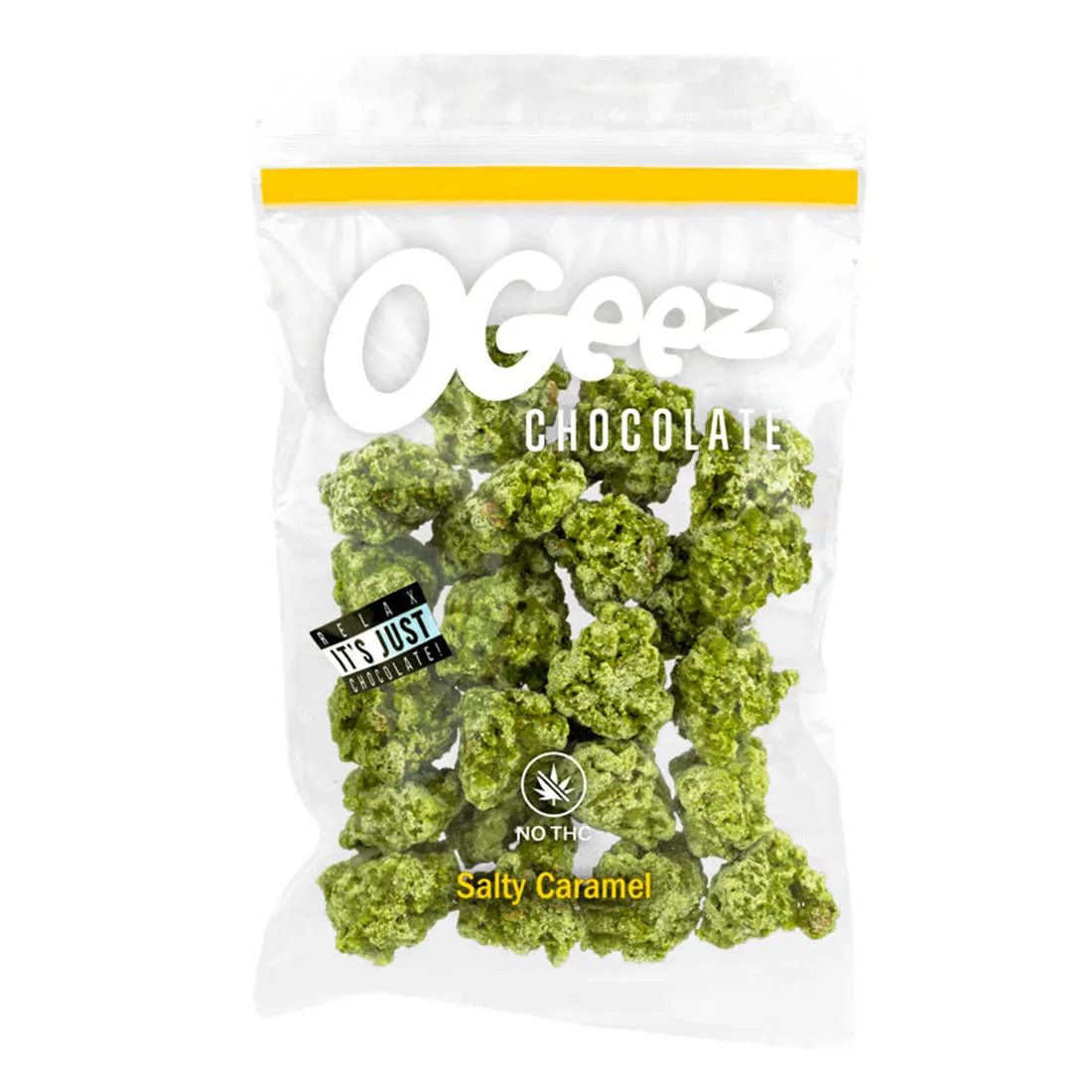 Ogeez salty caramel er præsenteret i en lille, rektangulær emballage, domineret af en gyldenbrun farve med en glat overflade. Fronten har et mørkeblåt logo og hvid tekst, der angiver produktets navn. Baggrunden prydes af en subtil bølget tekstur, der tilføjer dybde. Emballagens hjørner er afrundede, og der er en tydelig stregkode placeret nederst.