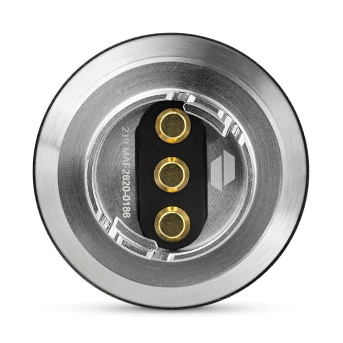 Den keramiske kammertank har en glat, hvid overflade med en let skinnende finish. Den er formet som en halvcylinder med en åbning i toppen og en dyb indvendig hulrum. Kanten er præcist skåret, og der er små, fine detaljer omkring åbningen. Materialet ser robust ud, med en ensartet struktur, der indikerer høj kvalitet.