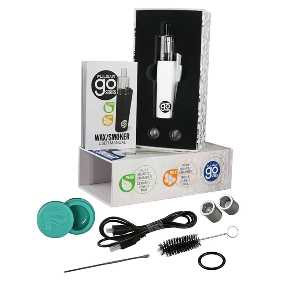 En sort smartwatch med en rund urskive præget af tydelige, hvide markeringer og tal. Urskiven har en mat finish, mens remmen er lavet af blødt gummi med en let tekstur. Knapper på siden i sølvfarvet metal tilføjer kontrast. Urværket indeholder digitale elementer, og skærmen viser en lysende baggrund, der skaber en moderne æstetik.