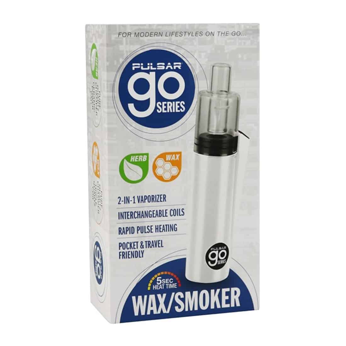 En sort, slank smartwatch med et rektangulært urværk præget af en mat overflade. Urskiven har en digital skærm med klare, hvide tal og ikoner, der angiver tid og aktivitet. Remmen er lavet af blødt silikone og har en let struktureret tekstur. Knapperne på siden er runde og placeret symmetrisk.