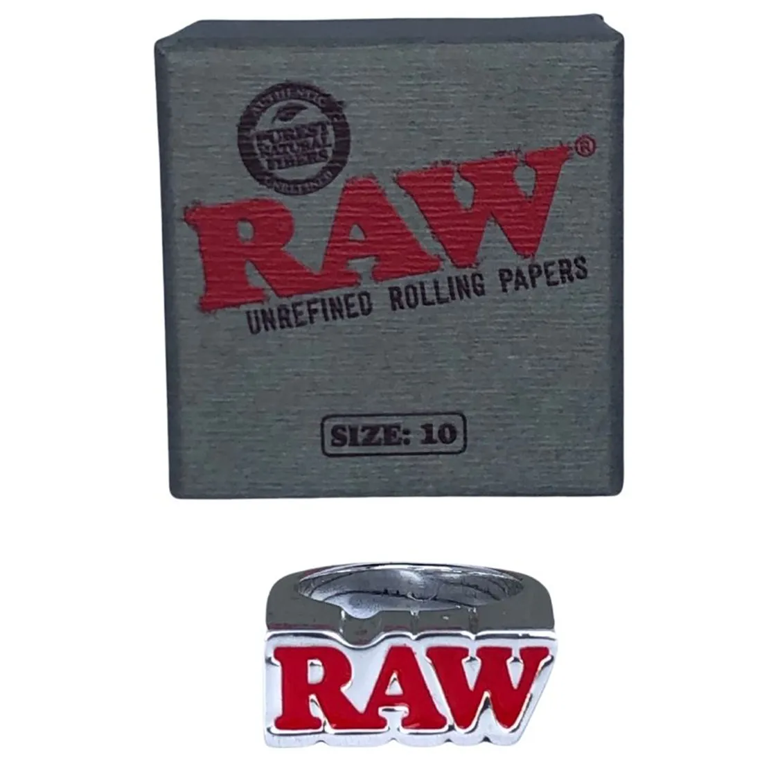 En ring i rå sølv med en uregelmæssig, organisk form. Overfladen er tekstureret og varierer mellem glatte og ru sektioner, hvilket skaber en interessant kontrast. Ringen har en bred profil, der smalner ind mod indersiden. Den er ubehandlet, hvilket giver et råt og naturligt udtryk, der fremhæver sølvets grålige nuancer.