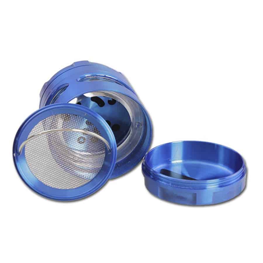 En metalgrinder med en diameter på 63 mm præsenterer sig i en mat sølvfarve. Overfladen har en fin, børstet tekstur, der skaber et elegant udseende. Grinderens øverste del er udstyret med små, skarpe tænder, der er designet til at male. Desuden er der en skrueknap i midten, som muliggør nem åbning og lukning.