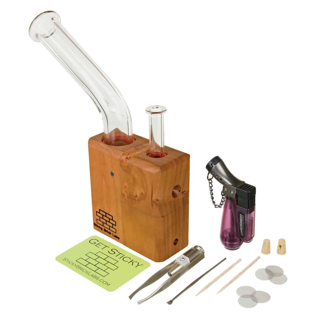 En rød, kompakt enhed med en glat, blank overflade og afrundede kanter pryder midten. Den har en tydelig indgang til en keramisk skål øverst, der er indrammet af en sort ring. På forsiden findes to runde knapper, og der er synlige ventilationer i sidene, der tilføjer en strukturel detalje. Enheden står på en flad, lys overflade.