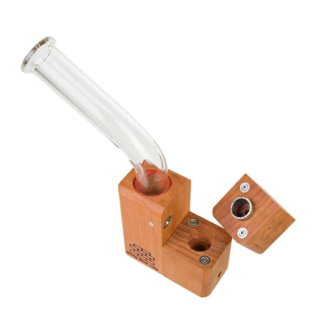 En rød mursten i et glat design pryder midten af kompositionen, omgivet af en sort base. Overfladen har en let glans, der fremhæver detaljer som de fine linjer og den ensartede struktur. Knappen på siden er diskret og rund, mens små symboler tydeligt er indgraveret, hvilket tilføjer karakter til objektet.