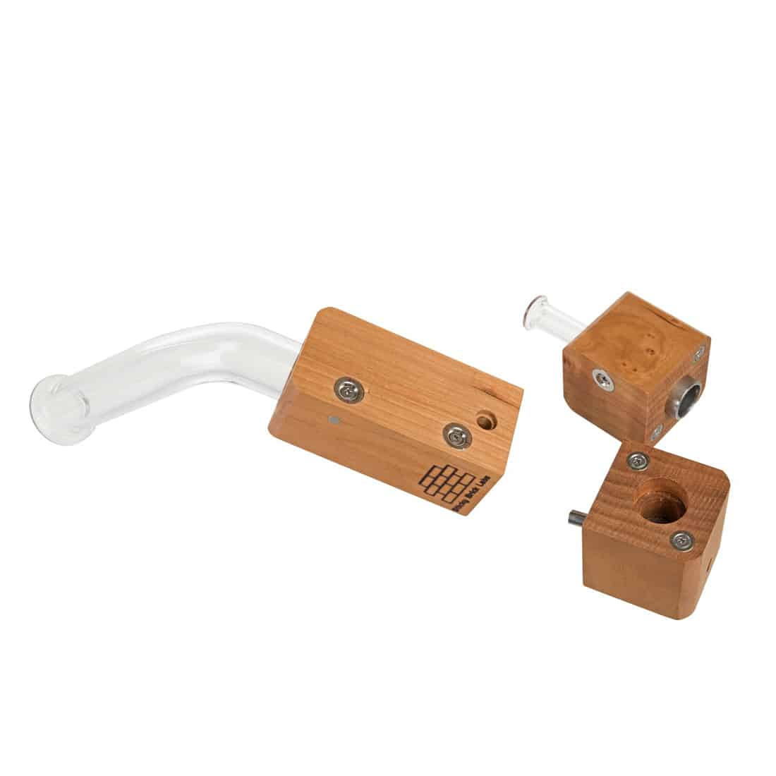 En glasklar boks med en rektangulær form præsenterer sig med en dyb rød farve og en glat overflade. Indeni ses små, farverige stykker, der ligner krystaller eller perler, som reflekterer lys og skaber et glitrende udtryk. Bunden er udstyret med en sort gummibelægning, der tilføjer tekstur og stabilitet. Elementerne er arrangeret harmonisk, hvilket skaber en visuel balance.