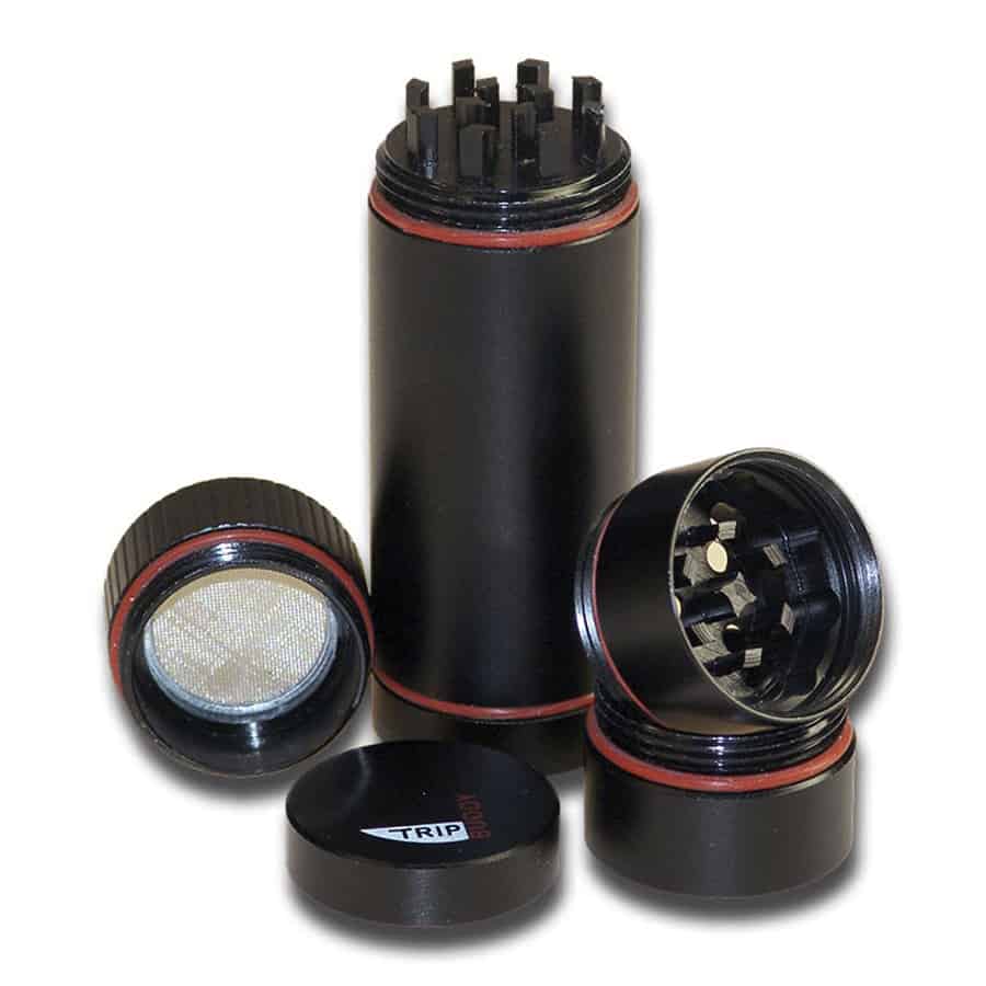 En seks-delt kværn i metal med en diameter på 31 mm. Kværnen har en sølvfarvet overflade med en glat og skinnende finish. De enkelte sektioner er adskilt af skarpe tænder, der giver en effektiv kværn. Toppen er forsynet med et drejehåndtag, der har en let tekstur for bedre greb. Kværnen har en kompakt form og tydelige skillelinjer mellem sektionerne.