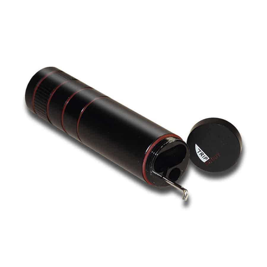 En seksdelt krydderikværn i metal præsenterer sig med en sølvfarvet overflade, der har en let børstet tekstur. Kværnen har en cylindrisk form med en skridsikker bund, der sikrer stabilitet. Det øverste låg har et fladt håndtag, og der er små perforeringer, der indikerer en kværnefunktion. Mønstrede detaljer pryder siden, hvilket tilføjer visuel interesse.